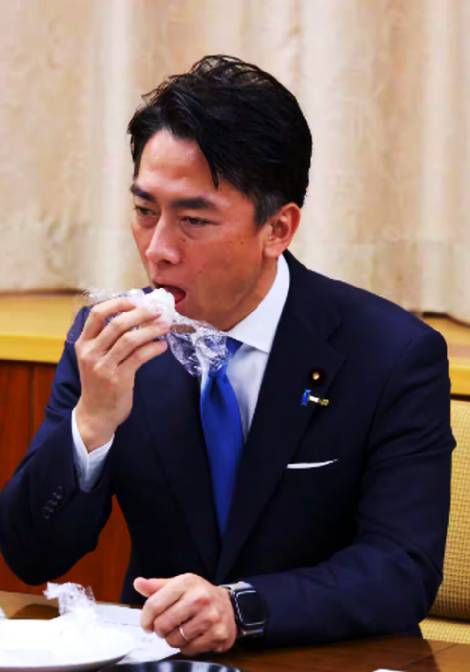小泉進次郎 備蓄米 古古古米 試食 産経新聞