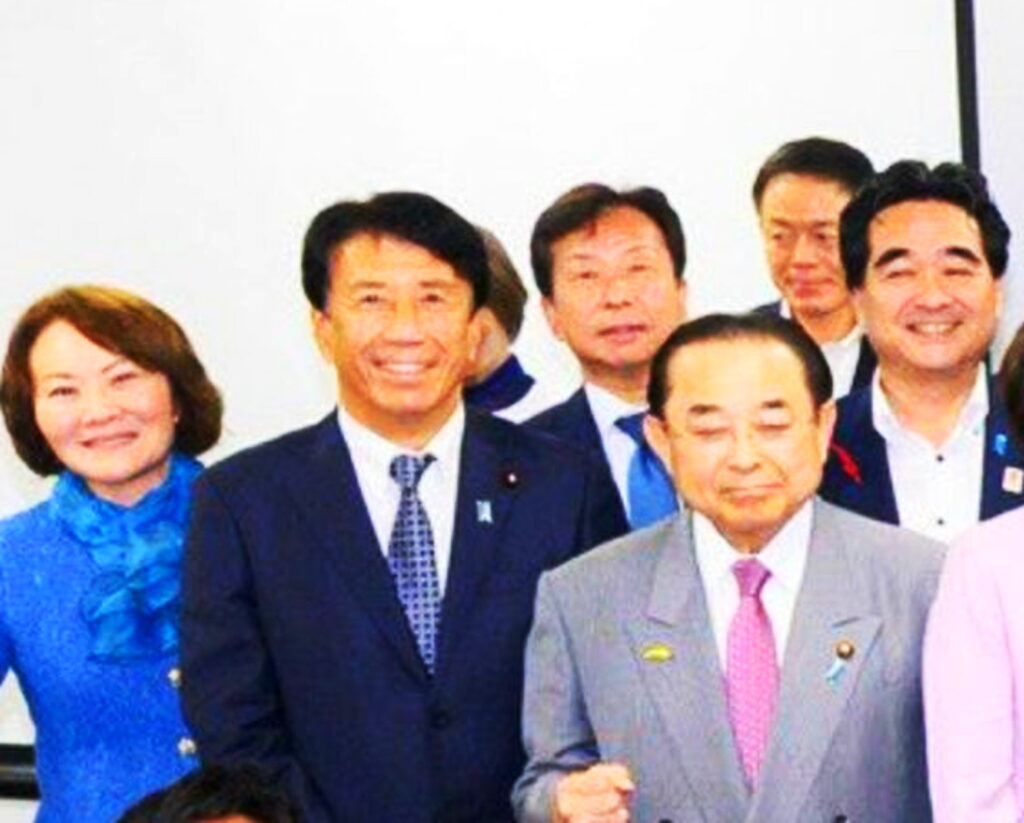 三原じゅん子 集合写真 隠れた 出典：X