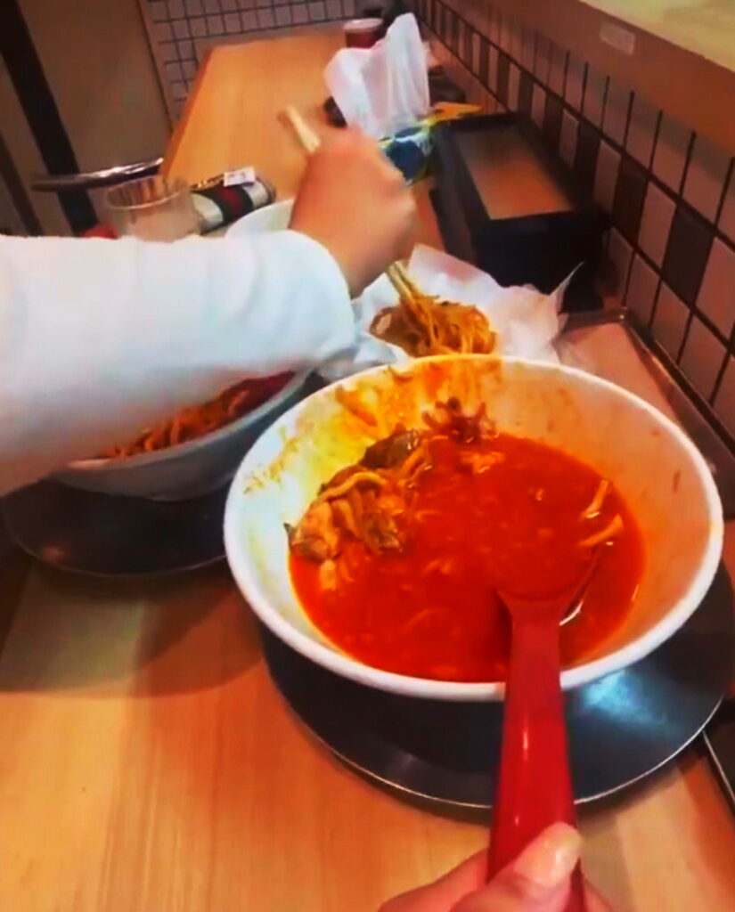 山形のくら寿司が女子高生が迷惑行為 激辛ラーメン